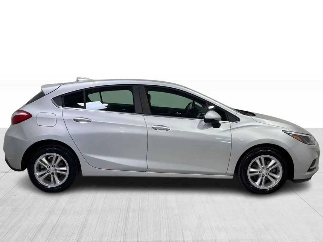 2018 Chevrolet Cruze — photo 2