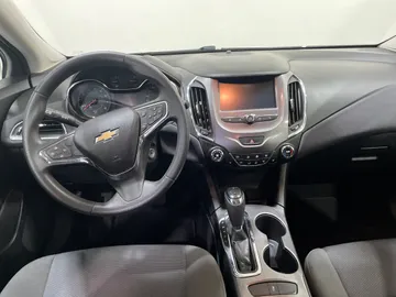 2018 Chevrolet Cruze - image 4