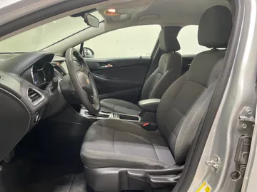 2018 Chevrolet Cruze - image 3