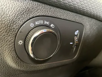 2018 Chevrolet Cruze - image 24
