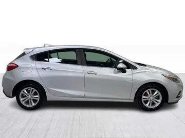 2018 Chevrolet Cruze - image 2