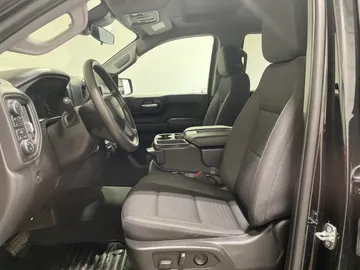 2023 Chevrolet Silverado 1500 - image 3