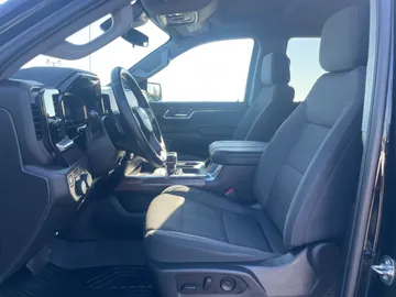2023 Chevrolet Silverado 1500 - image 3