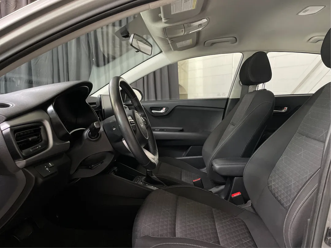 2023 Kia Rio 5-door — photo 3