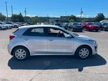 2021 Kia Rio 5-door - image 6