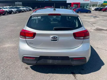 2021 Kia Rio 5-door - image 7