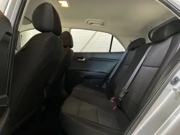 2021 Kia Rio 5 - image 11