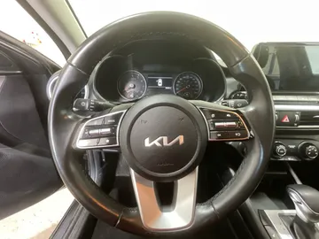 2024 Kia Forte - image 21