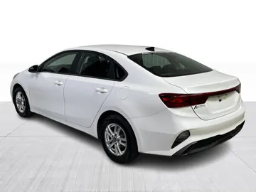 2022 Kia Forte - image 11