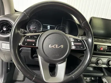 2022 Kia Forte - image 17