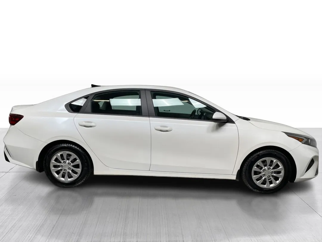 2023 Kia Forte — photo 2