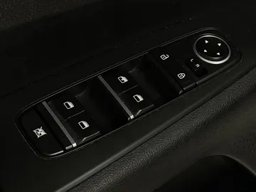 2023 Kia Forte - image 18