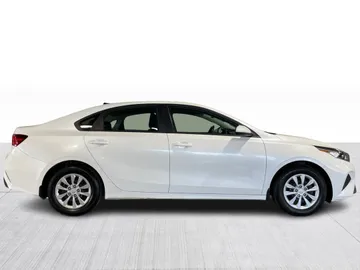 2024 Kia Forte - image 2