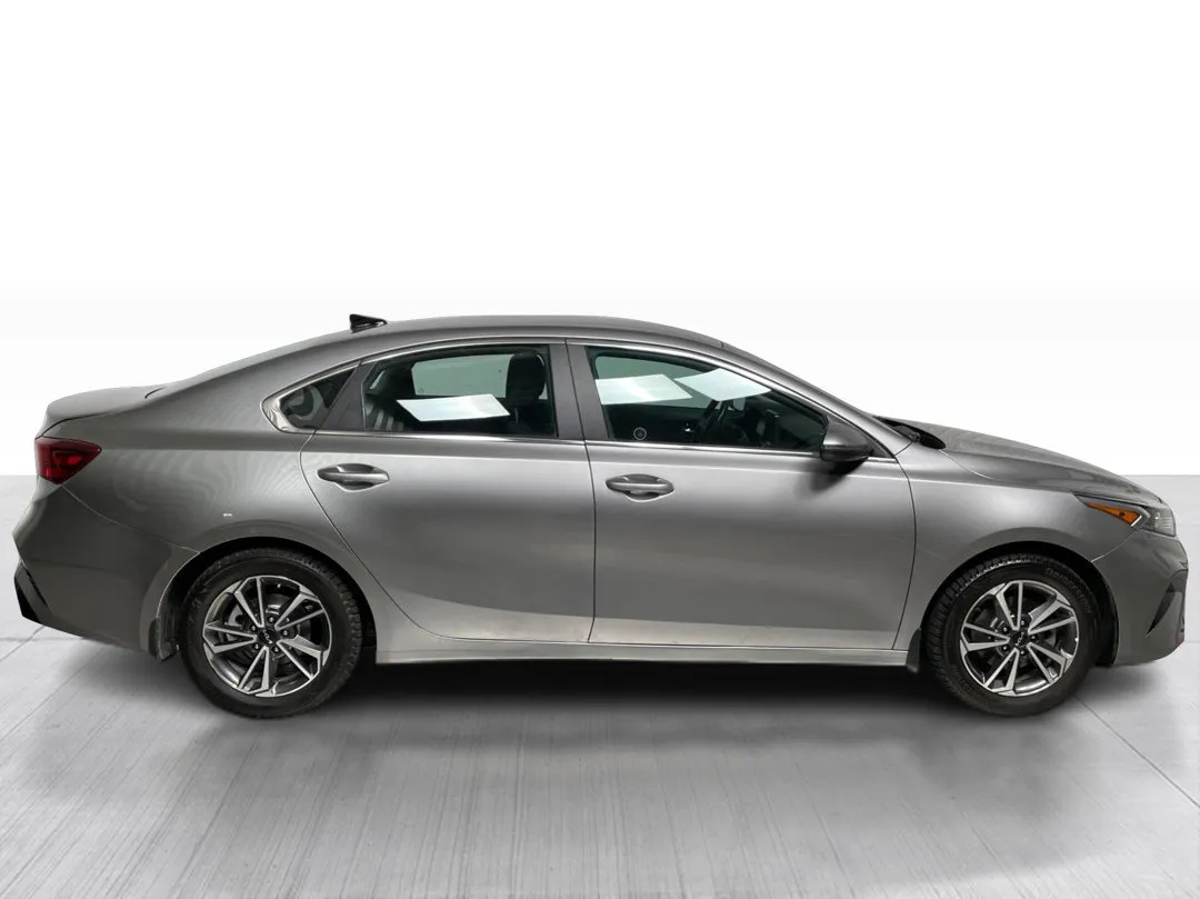 2023 Kia Forte — photo 2