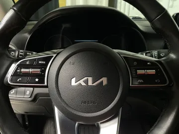2023 Kia Forte - image 17