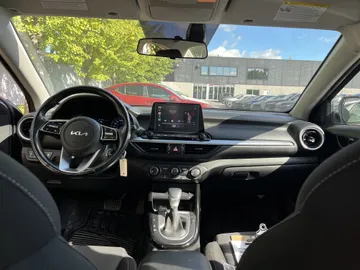 2022 Kia Forte - image 8