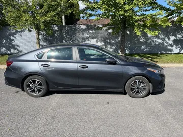 2022 Kia Forte - image 4