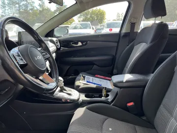 2022 Kia Forte - image 7