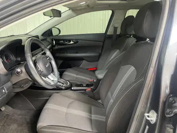 2023 Kia Forte - image 3