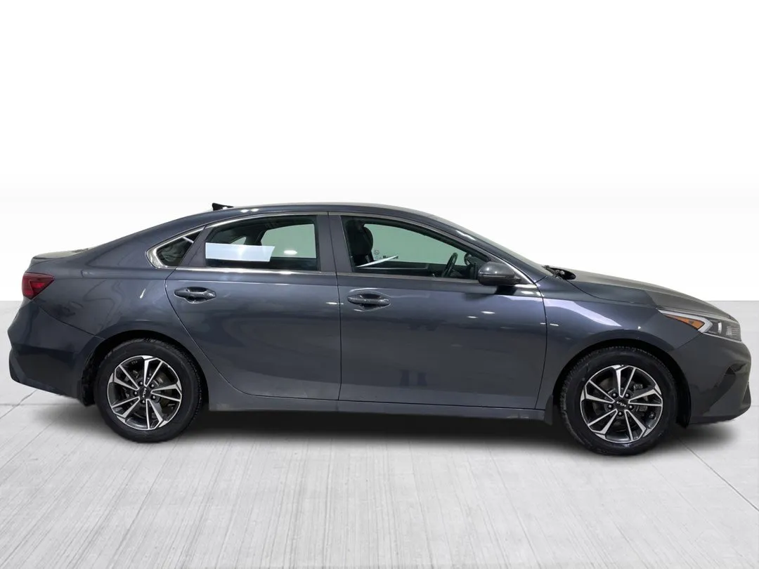 2023 Kia Forte — photo 2