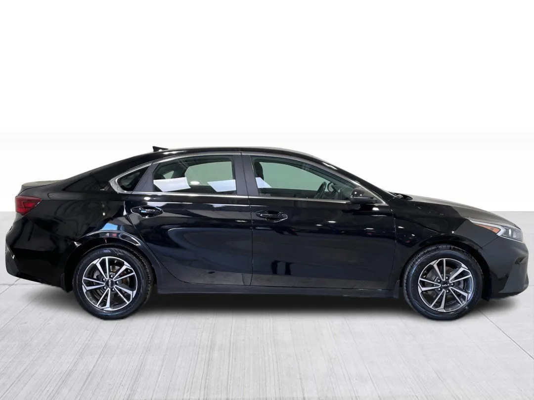 2023 Kia Forte — photo 2