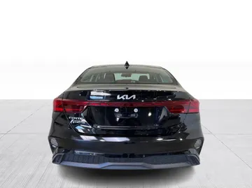 2023 Kia Forte - image 12