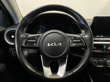 2023 Kia Forte - image 21