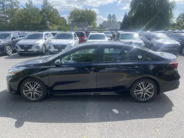2022 Kia Forte - image 4