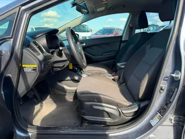 2018 Kia Forte - image 8