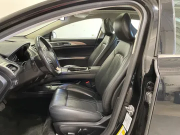 2016 Lincoln MKZ Hybrid - image 3