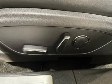 2016 Lincoln MKZ Hybrid - image 18
