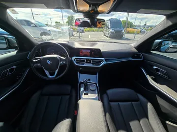 2020 BMW 3 Series - image 9