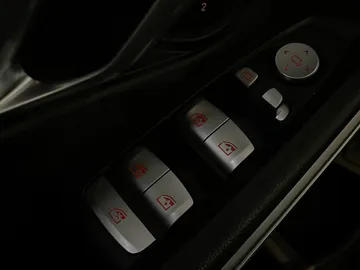 2023 BMW 3 Series - image 28