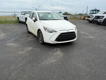 2020 Toyota Yaris Hatchback - image 3