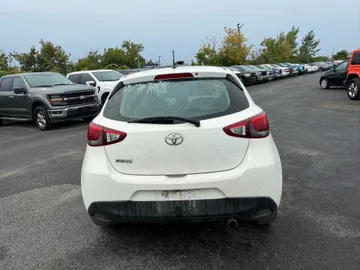 2020 Toyota Yaris Hatchback - image 6