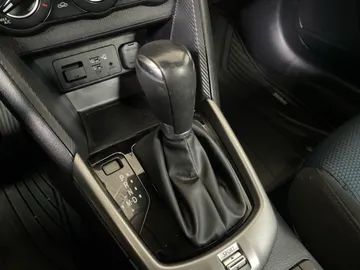 2020 Toyota Yaris - image 24