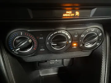 2020 Toyota Yaris - image 19