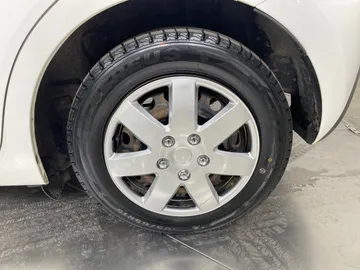2020 Toyota Yaris - image 6