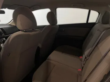 2012 Nissan Sentra - image 11