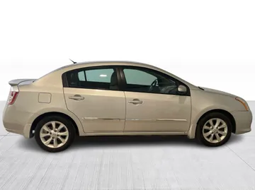 2012 Nissan Sentra - image 9