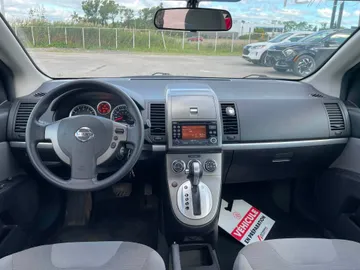 2012 Nissan Sentra - image 3