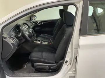 2019 Nissan Sentra - image 3