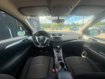 2017 Nissan Sentra - image 8