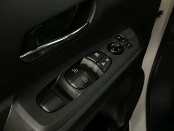 2025 Nissan Kicks Play - image 20