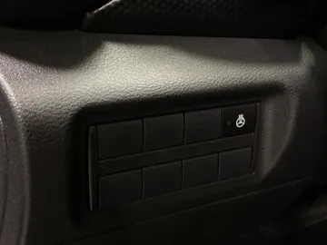 2025 Nissan Kicks Play - image 25