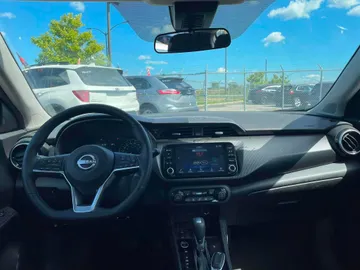2025 Nissan Kicks Play - image 9