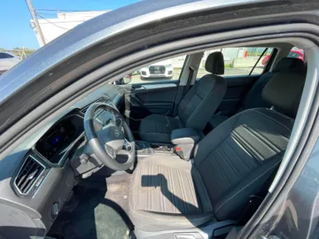 2022 Volkswagen Tiguan - image 8