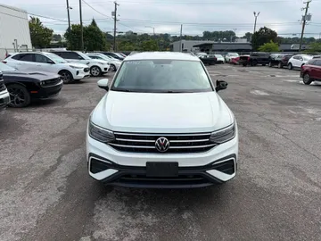 2022 Volkswagen Tiguan - image 2