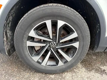 2022 Volkswagen Tiguan - image 8