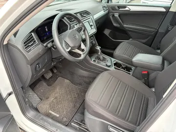 2022 Volkswagen Tiguan - image 7